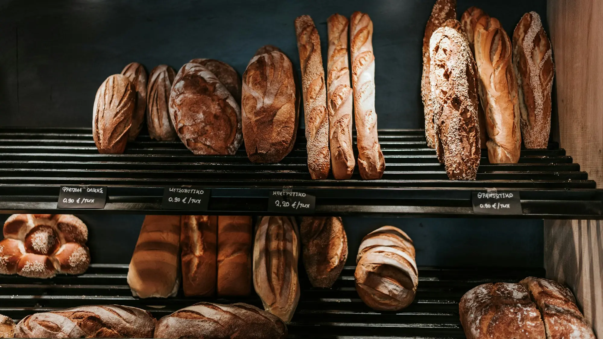 Estantes con hogazas, baguettes y panes artesanales recién horneados